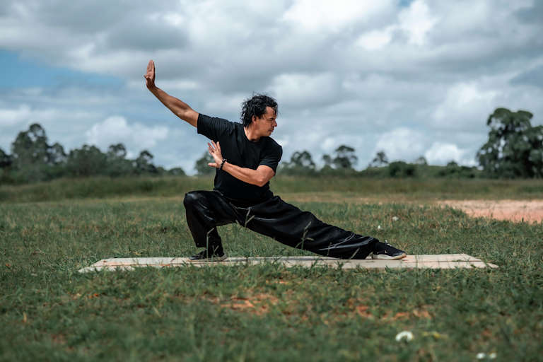 Άντρας κάνει Tai Chi
